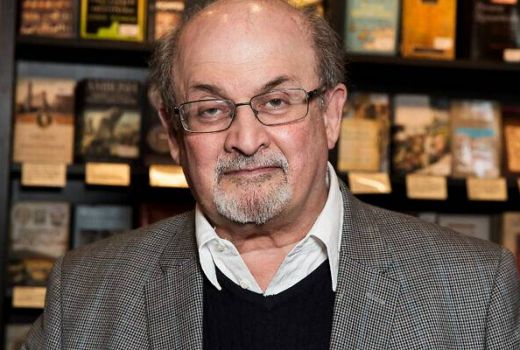 Penulis Salman Rushdie Ditikam Saat Mau Kasih Kuliah di New York - GenPI.co