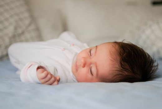Bayi Lebih Baik Tidur di Ruangan Terang atau Gelap? Ini Penjelasannya - GenPI.co