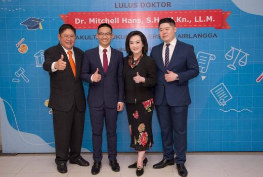 Sekeluarga Doktor Hukum Lulusan Unair Raih Rekor MURI, Hebat! - GenPI.co