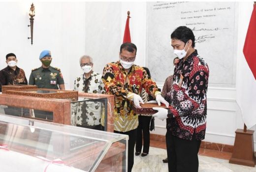 Teks Asli Proklamasi dan Bendera Pusaka Bersanding di Istana Merdeka - GenPI.co