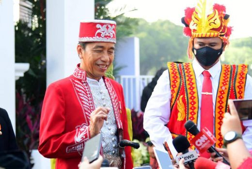Elegan! Jokowi Kenakan Baju Adat Buton saat Upacara, Ini Maknanya - GenPI.co
