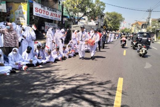 Rangga Bawa Bendera Menunggu Kedatangan Jokowi - GenPI.co