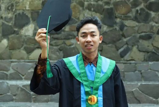 Faisal Mahasiswa Unisba Bandung, Jadi Satpam, Tinggal di Masjid, IPK 3,59 - GenPI.co