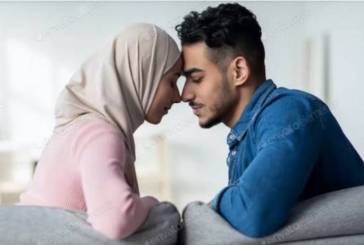 3 Makna Istri Mencium Tangan Suami Menurut Islam - GenPI.co