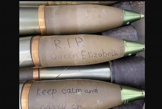 Cara Unik Tentara Ukraina Memberi Penghormatan pada Mendiang Ratu Elizabeth II - GenPI.co