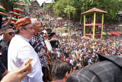 Airlangga dan Ganjar Pranowo Sebar Kue Apem di Perayaan Saparan - GenPI.co