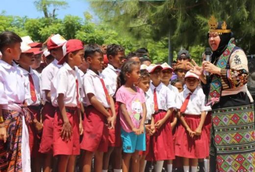 Pesan Mensos Risma Orang Tua di NTT: Jangan Kecil-Kecil dikawinkan Ya! - GenPI.co