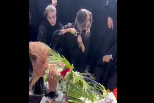 Protes Antihijab: Video Dramatis Wanita Iran Potong Rambut di Depan Jenazah Sang Kakak - GenPI.co