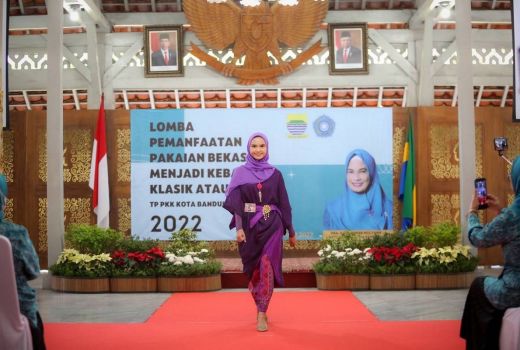 Ibu-ibu Kota Bandung Sulap Pakaian Bekas Jadi Kebaya Modern - GenPI.co