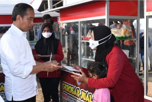 Blusukan ke Pasar, Jokowi Borong Cabai 5Kg, Uangnya 4 Lembar - GenPI.co