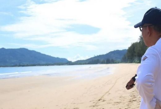 Pantai Temajuk yang Indah, Teduh dan Berpasir Halus - GenPI.co