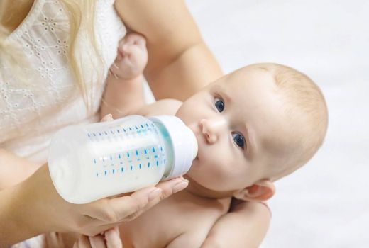 Kapan Bayi Boleh Diberikan Susu Formula? - GenPI.co