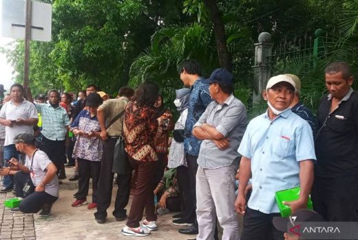 Warga Senang Bisa Nonton Langsung Upacara HUT TNI dari Seberang Istana - GenPI.co