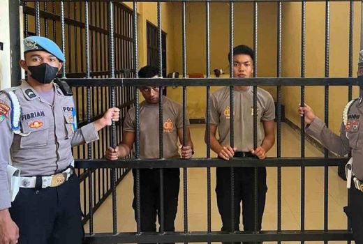 Videonya viral! Polisi Jilat Kue Ultah TNI, Langsung Ditahan - GenPI.co
