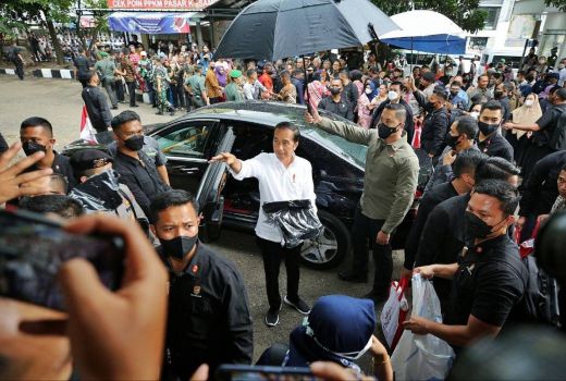 Presiden Jokowi Kunjungi Pasar Kosambi Bandung, Pedagang: Gemetaran, Gugup - GenPI.co