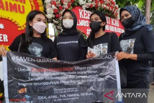 Datangi PN Jaksel, Pendukung Bharada E: Masa Depan itu Masih Ada - GenPI.co