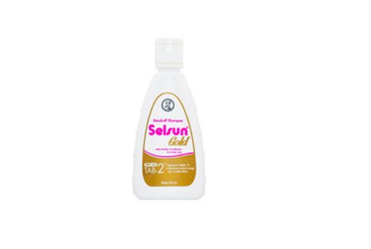 Rekomendasi Sampo Antiketombe Terbaik, Coba Selsun Gold Shampoo - GenPI.co