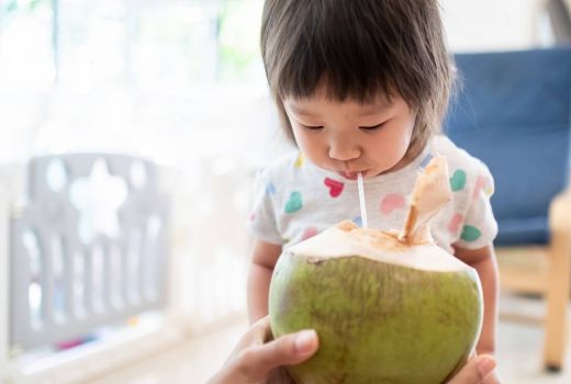Selain Susu Formula, Air Kelapa Bisa Penuhi Kebutuhan Gizi Si Kecil - GenPI.co
