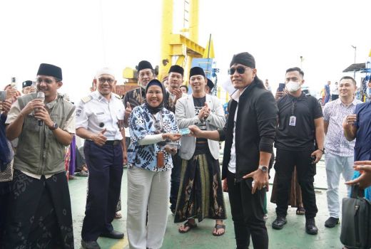 Gus Miftah Beri Motivasi dan Inspirasi kepada Tokoh Muda Madura di Atas Kapal - GenPI.co
