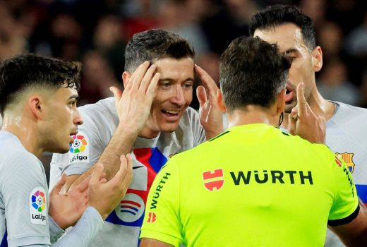 Lewandowski Susul Messi, Suarez dan Neymar yang Jadi Korban Wasit Jesus - GenPI.co