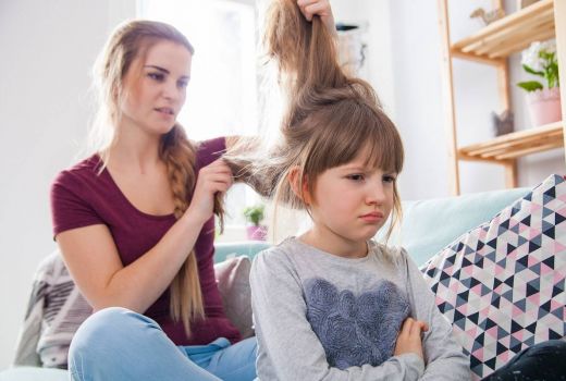 Mom, Ini Tanda Anak Memiliki Kutu Rambut - GenPI.co