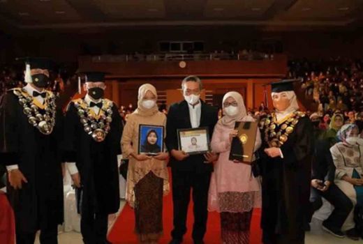 Kisah Haru Rektor Unpad Mewisuda 2 Lulusan yang Meninggal - GenPI.co
