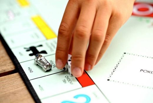 Dar Der Dor! Anak ini Tembak Ayah Tiri Gegara Permainan Monopoli - GenPI.co