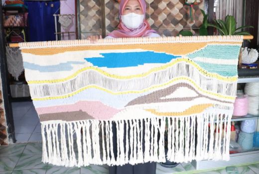Modal Berani, Dwi Ningsih Sukses Bangun Bisnis Kerajinan Tangan - GenPI.co