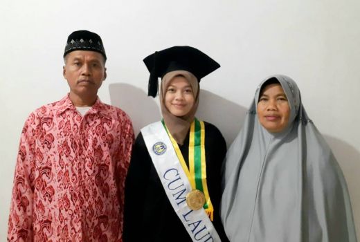 Anak Pedagang Pasar Lulusan Terbaik UNY, IPK 3,94! - GenPI.co