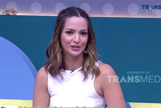 Sempat Viral Gegara Tak Bisa Kupas Salak, Nia Ramadhani Bilang Begini - GenPI.co