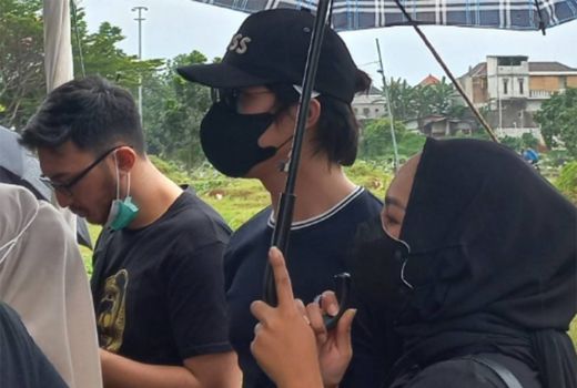 Hadir Di Pemakaman Ayah Marsha Aruan, El Rumi Beri Dukungan - GenPI.co