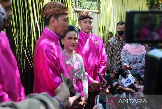 Prosesi Pernikahan Kaesang dan Erina, Jokowi Tetap Bekerja - GenPI.co