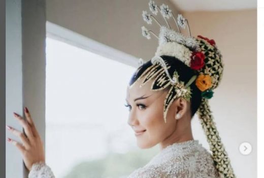 Makeup Resepsi Erina Gudono Jadi Sorotan, Ini Rahasia Cantik Naturalnya - GenPI.co