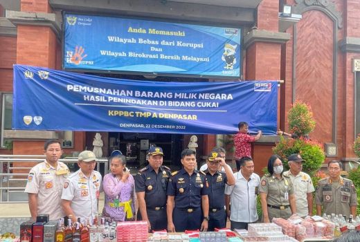 Bea Cukai Denpasar Daur Ulang Limbah Botol Sitaan Jadi Produk Ramah Lingkungan - GenPI.co
