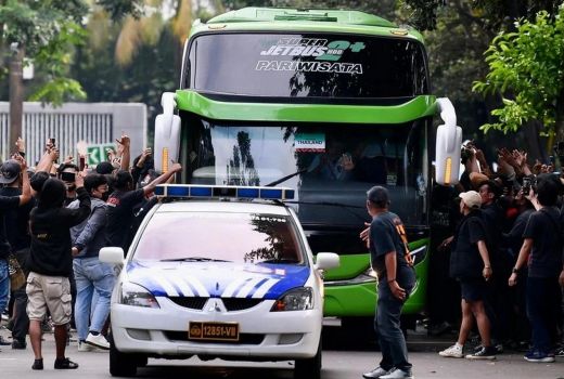 Polisi Selidiki Kasus Pelemparan ke Bus Timnas Thailand - GenPI.co
