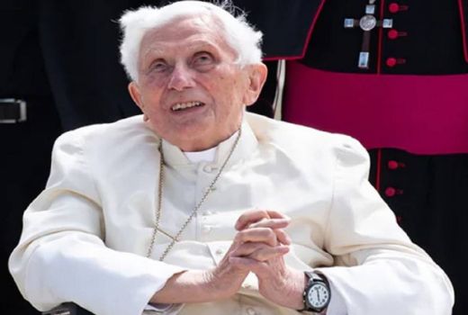 Umat Katolik Sedunia Berduka, Paus Emeritus Benediktus XVI Meninggal Dunia - GenPI.co