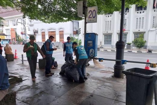 Petugas Kebersihan Kota Bandung Bereskan Sampah Saat Tahun Baru - GenPI.co