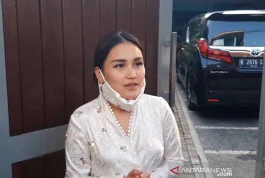 Ibu Bantah Isu Ayu Ting Ting Dilamar Anggota TNI, Belum Pengin Menikah - GenPI.co