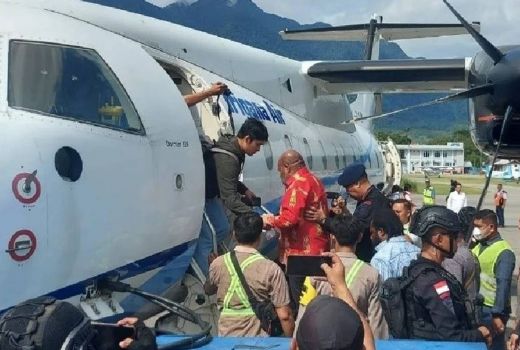 Brimob Turun, Lukas Enembe Tersangka Gratifikasi Ditangkap KPK - GenPI.co