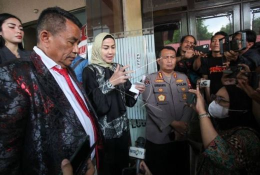 Venna Melinda Tak Takut Ancaman Ferry Irawan, Hotman Paris Pasang Badan - GenPI.co