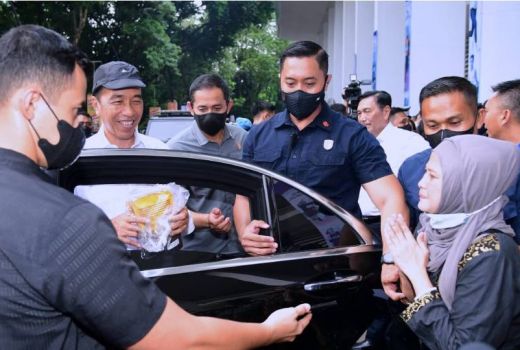 Produknya Dicoba Jokowi, Ibu Penjual Keripik Tempe: Allah Jabbah Doa Saya - GenPI.co