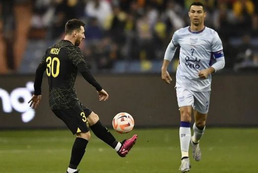 Sama-sama Rindu, Ronaldo dan Messi Sampai Pelukan 2 Kali - GenPI.co