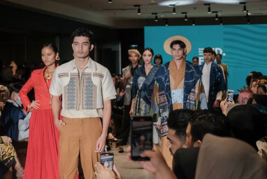 Naik Kelas! Pesona Kain Gorontalo Hiasi Panggung Indonesia Fashion Week 2023 - GenPI.co