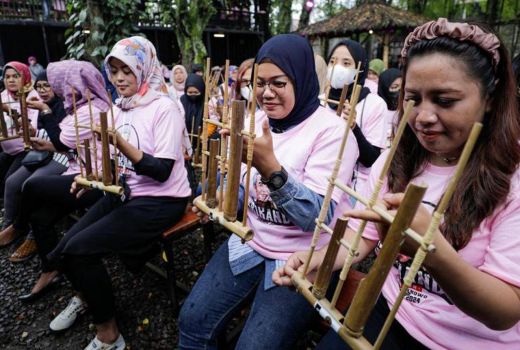 Lestarikan Musik Tradisional, Srikandi Ganjar Gaungkan Belajar Angklung - GenPI.co