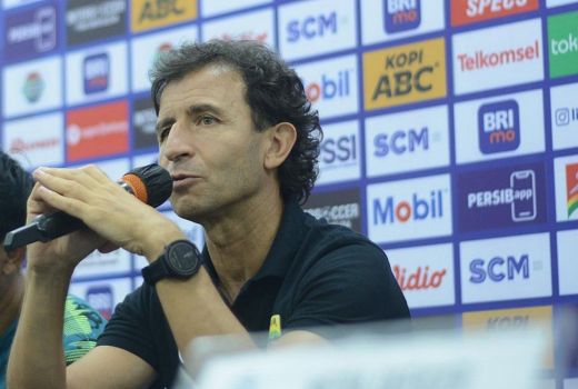 Gagal Lawan Persija Jakarta, Luis Milla Bubarkan Persib Bandung - GenPI.co