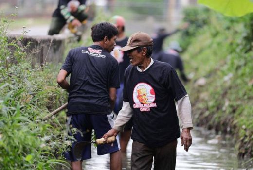 Cegah Banjir, Ganjar Milenial Center Gotong Royong Bersihkan Sungai - GenPI.co