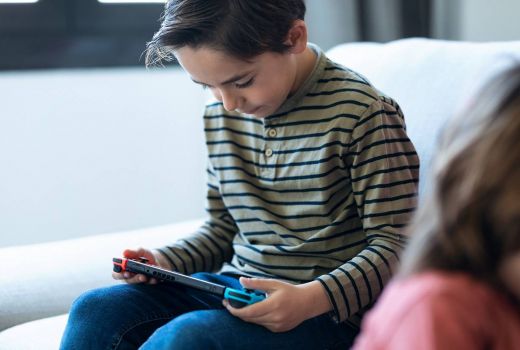 Pentingnya Orang Tua Pantau Aktivitas Online Anak - GenPI.co