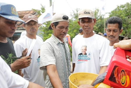 Warga Subang Bahagia, Komunitas Nelayan Pesisir Bagi Oli Gratis - GenPI.co