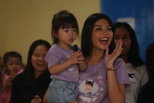 Miss Grand Indonesia 2014 Ajarkan Buah Hati Pentingnya Berbagi Berkat - GenPI.co