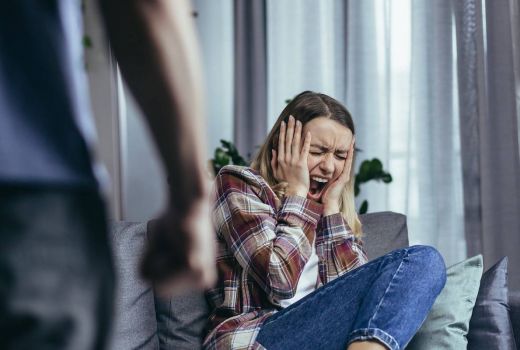 3 Alasan Korban Kekerasan Sering Disalahkan - GenPI.co